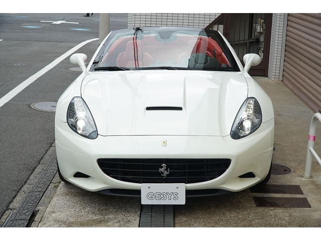 カリフォルニア ベースグレード ビアンコアヴス ロッソレザー カロッツェリアHDDナビTV バックカメラ LEDカーボンステアリング シートヒーター 20AW 七宝焼き イエローレブカウンター エンボスドヘッドレスト ディーラー車(9枚目)