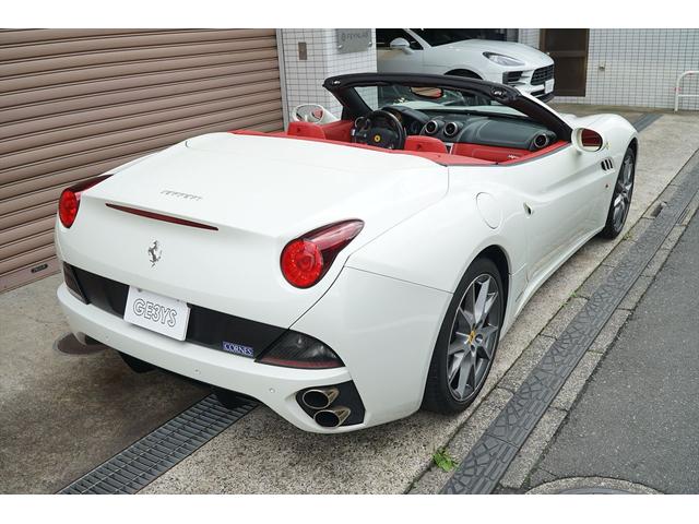 カリフォルニア ベースグレード ビアンコアヴス ロッソレザー カロッツェリアHDDナビTV バックカメラ LEDカーボンステアリング シートヒーター 20AW 七宝焼き イエローレブカウンター エンボスドヘッドレスト ディーラー車(11枚目)