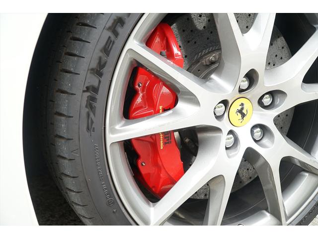 カリフォルニア ベースグレード ビアンコアヴス ロッソレザー カロッツェリアHDDナビTV バックカメラ LEDカーボンステアリング シートヒーター 20AW 七宝焼き イエローレブカウンター エンボスドヘッドレスト ディーラー車(16枚目)