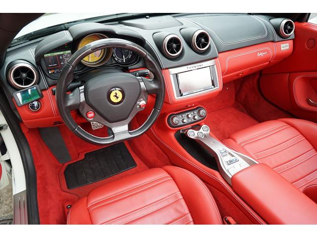 カリフォルニア ベースグレード ビアンコアヴス ロッソレザー カロッツェリアHDDナビTV バックカメラ LEDカーボンステアリング シートヒーター 20AW 七宝焼き イエローレブカウンター エンボスドヘッドレスト ディーラー車(17枚目)