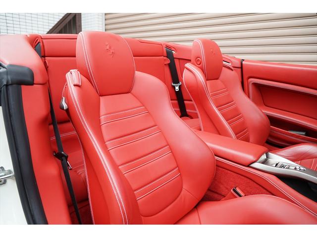 カリフォルニア ベースグレード ビアンコアヴス ロッソレザー カロッツェリアHDDナビTV バックカメラ LEDカーボンステアリング シートヒーター 20AW 七宝焼き イエローレブカウンター エンボスドヘッドレスト ディーラー車(20枚目)