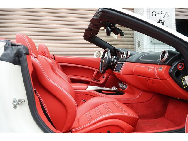 カリフォルニア ベースグレード ビアンコアヴス ロッソレザー カロッツェリアHDDナビTV バックカメラ LEDカーボンステアリング シートヒーター 20AW 七宝焼き イエローレブカウンター エンボスドヘッドレスト ディーラー車(21枚目)