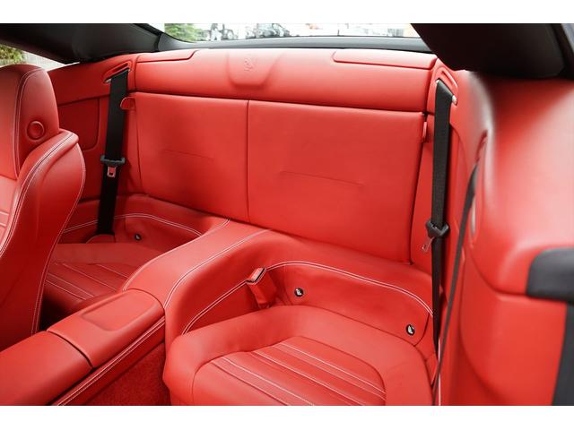 カリフォルニア ベースグレード ビアンコアヴス ロッソレザー カロッツェリアHDDナビTV バックカメラ LEDカーボンステアリング シートヒーター 20AW 七宝焼き イエローレブカウンター エンボスドヘッドレスト ディーラー車(22枚目)