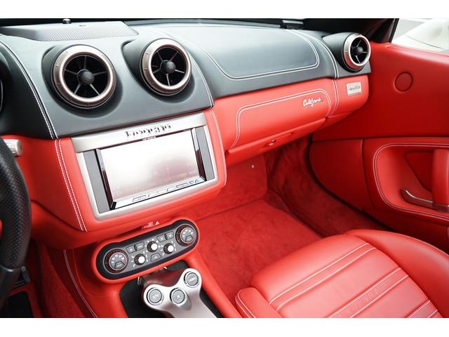 カリフォルニア ベースグレード ビアンコアヴス ロッソレザー カロッツェリアHDDナビTV バックカメラ LEDカーボンステアリング シートヒーター 20AW 七宝焼き イエローレブカウンター エンボスドヘッドレスト ディーラー車(23枚目)