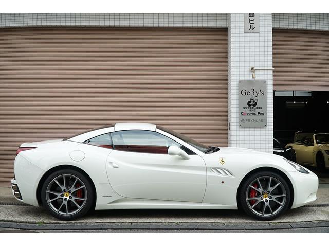 カリフォルニア ベースグレード ビアンコアヴス ロッソレザー カロッツェリアHDDナビTV バックカメラ LEDカーボンステアリング シートヒーター 20AW 七宝焼き イエローレブカウンター エンボスドヘッドレスト ディーラー車(33枚目)