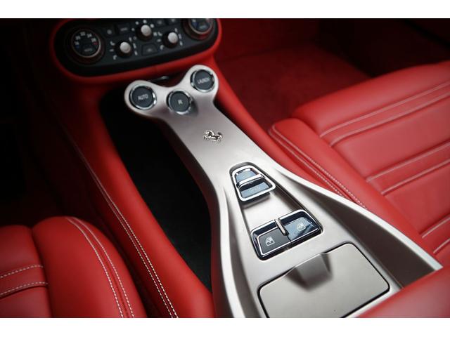 カリフォルニア ベースグレード ビアンコアヴス ロッソレザー カロッツェリアHDDナビTV バックカメラ LEDカーボンステアリング シートヒーター 20AW 七宝焼き イエローレブカウンター エンボスドヘッドレスト ディーラー車(47枚目)