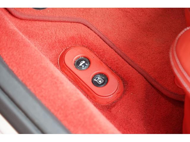 カリフォルニア ベースグレード ビアンコアヴス ロッソレザー カロッツェリアHDDナビTV バックカメラ LEDカーボンステアリング シートヒーター 20AW 七宝焼き イエローレブカウンター エンボスドヘッドレスト ディーラー車(49枚目)