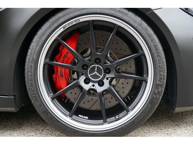 Ｃクラス Ｃ６３　Ｓカブリオレ　後期型　左ハンドル　ブラックアウト　マッドブラックラッピング　純正ナビＴＶ　ブルメスターサウンド　バックカメラ　ドラレコ　ＡＭＧ２０ＡＷ　メモリーパワーシート　シートヒーター　整備記録簿　ディーラー車（6枚目）