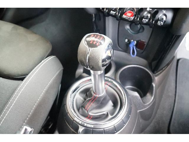 MINI ジョンクーパーワークス 6MT ボルカニックオレンジ ブラックルーフ ボンネットストライプ クルーズコントロール ヘッドアップディスプレイ JCW17AW JCWツインエキゾースト 純正ナビ 記録簿 ディーラー車(20枚目)