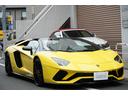 ディーラー点検整備済みでしかも、ディーラー延長保証にも加入済みのアヴェンタドールＳロードスター。純正マフラーですが、別でブリリアントマフラーも付いております。お早目のお問い合わせを！！