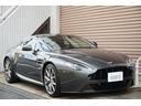 後期モデルとなる4.7L V型8気筒エンジンとスポーツシフトIIの組み合わせ。1台1台高級の素材を使い、ハンドメイドで作られたことによりエレガンスとパフォーマンスの両方を兼ね備えたベイビーアストンです