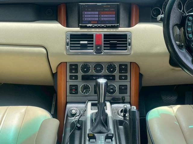 レンジローバー ヴォーグ　ヴォーグ　４ＷＤ　Ｌ３２２　前期ＢＭＷ紺×ベージュ　クルーズコントロール　バックカメラ　ナビ　本革シート　パワーシート　シートヒーター　サンルーフ　ＥＴＣ（10枚目）