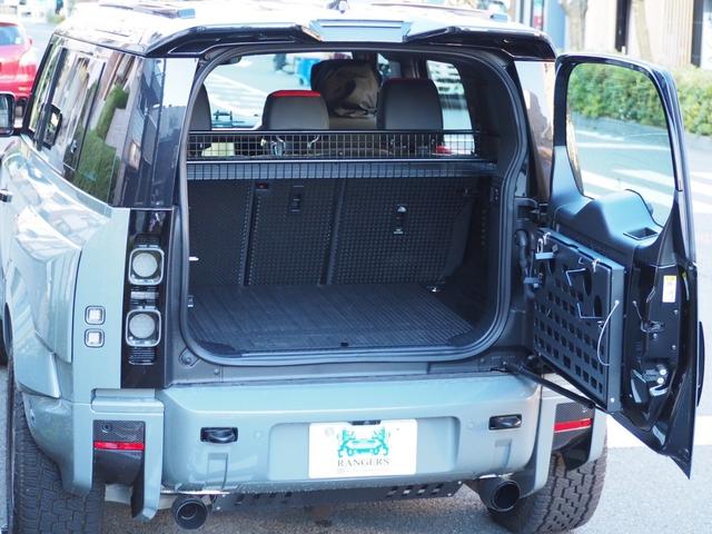 ディフェンダー １１０Ｓ　Ｐ３００　４ＷＤ　ＫＡＨＮ　ＤＲＹ　Ｃａｒｂｏｎ　Ｗｉｄｅ　Ｔｒａｃｋｋｉｔ　　ドライカーボンワイドトラックフルキット　オールペイント　アダプティブクルーズコントロール　全方位カメラ　ナビ　本革シート（6枚目）