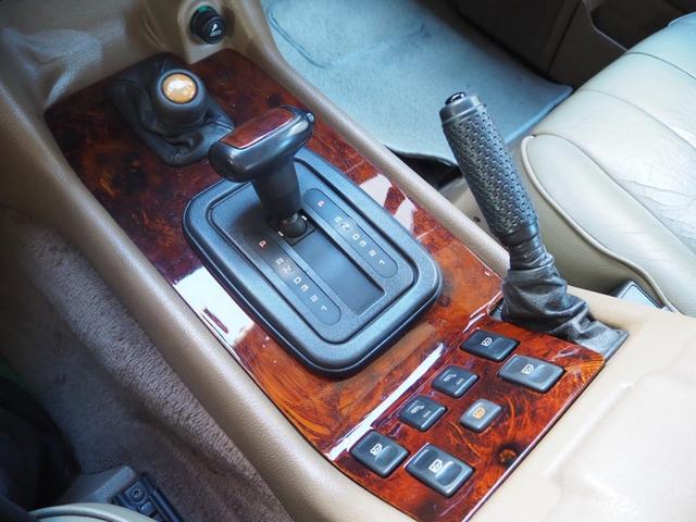 レンジローバー ベースグレード　４ＷＤ　オールペイント施工ウッド補修　リペアコイルサスペンション新品交換　本革シート　パワーシート　シートヒーター　サンルーフ　クルーズコントロール　ＥＴＣ　キーレス（4枚目）