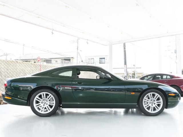 ＸＫＲ　２００５年モデル・ワンオーナー・フルノーマル・ブリティッシュレーシンググリーン・４．２Ｖ８スーパーチャージド４０６ＰＳ・Ｒパフォーマンスキット・ブラックコノリーレザー・バーウオルナットウッドトリム(7枚目)