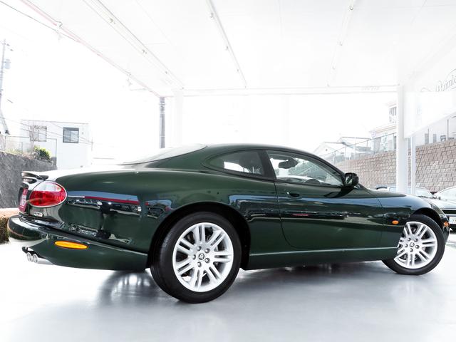 ＸＫＲ　２００５年モデル・ワンオーナー・フルノーマル・ブリティッシュレーシンググリーン・４．２Ｖ８スーパーチャージド４０６ＰＳ・Ｒパフォーマンスキット・ブラックコノリーレザー・バーウオルナットウッドトリム(18枚目)