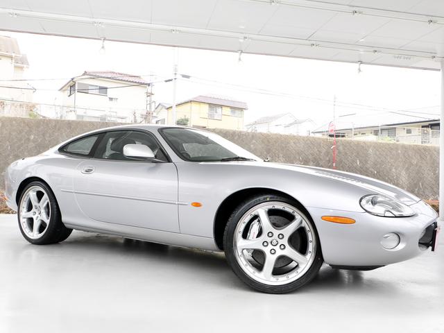 ＸＫ ＸＫＲシルバーストーン　日本デリバリー５０台限定車・４．０Ｖ８スーパーチャージド３７５ＰＳ・ＢＢＳ２０インチホイールデトロイト・新品タイヤ装着済・強化サス・ブレンボ・専用内外装・ブラックコノリーレザー・バーウオルナットウッド（6枚目）