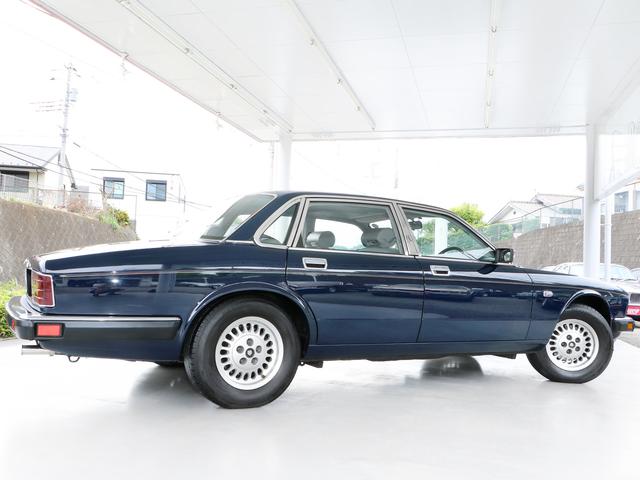 ソブリン ４．０　１９９０年モデル・ＸＪ４０中期型・直６エンジン最上級モデル・角目ヘッドライト・純正フォグランプ・メッキトリムテールレンズ・純正ＡＷ・コノリーレザー・パワーシート・カロッツェリアオーディオヘッドユニット（18枚目）