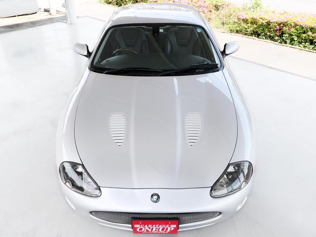 ＸＫＲ　２００５年モデル・後期４．２Ｖ８スーパーチャージド４０６ＰＳ・１９インチＡＷ・レカロスポーツシート・ブレンボキャリパー・Ｒパフォーマンスオプション・ウッドコンビステア・ブラックレザー・Ｒメッシュグリル(3枚目)