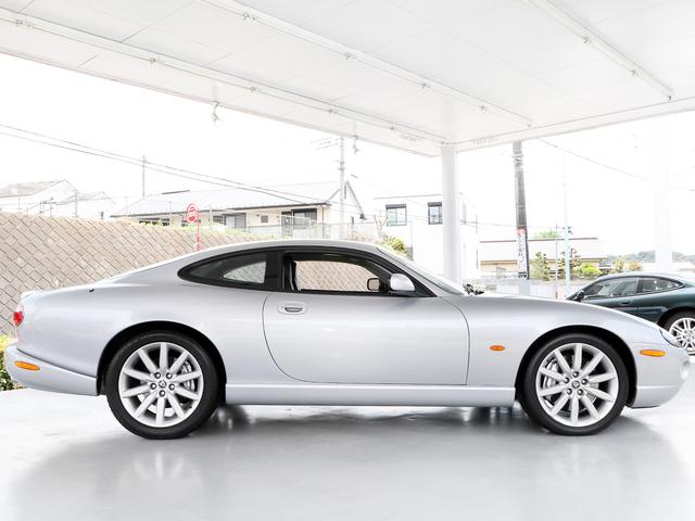 ＸＫＲ　２００５年モデル・後期４．２Ｖ８スーパーチャージド４０６ＰＳ・１９インチＡＷ・レカロスポーツシート・ブレンボキャリパー・Ｒパフォーマンスオプション・ウッドコンビステア・ブラックレザー・Ｒメッシュグリル(7枚目)