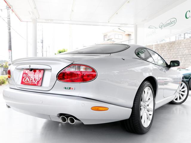 ＸＫ ＸＫＲ　２００５年モデル・後期４．２Ｖ８スーパーチャージド４０６ＰＳ・１９インチＡＷ・レカロスポーツシート・ブレンボキャリパー・Ｒパフォーマンスオプション・ウッドコンビステア・ブラックレザー・Ｒメッシュグリル（18枚目）