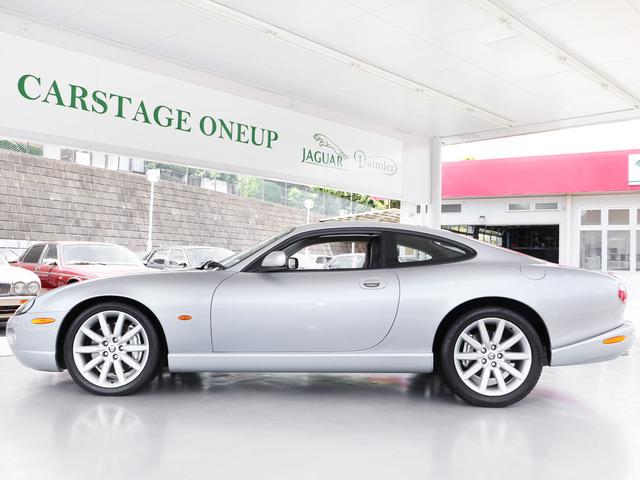 ＸＫ ＸＫＲ　２００５年モデル・後期４．２Ｖ８スーパーチャージド４０６ＰＳ・１９インチＡＷ・レカロスポーツシート・ブレンボキャリパー・Ｒパフォーマンスオプション・ウッドコンビステア・ブラックレザー・Ｒメッシュグリル（25枚目）