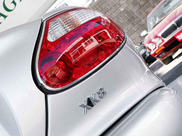 ＸＫ８　クラシック　２オーナー・走行３０，４００ｋｍ・Ｘ１００型４．０リッターＸＫ８最終モデル・１７インチ純正ＡＷ・ＨＩＤ・コノリーブラックレザー・バーウオルナットウッドパネル・純正ナビ・プレミアムサウンド・ＣＤＣ(20枚目)