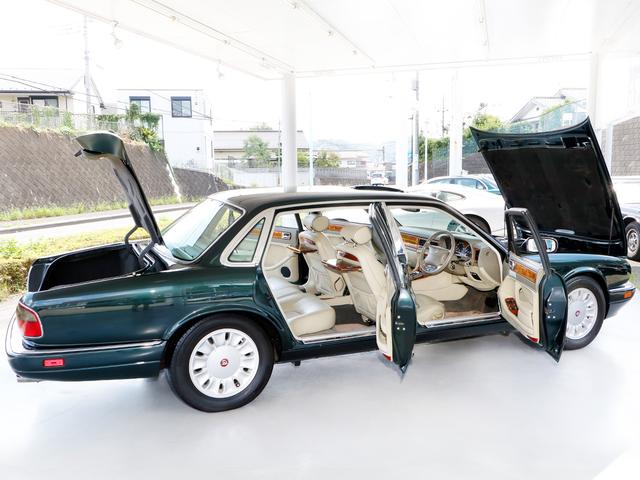 デイムラー ダブルシックス　Ｘ３００後期モデル・最終Ｖ１２・ロングボディ（ＬＷＢ）専用内外装・サンルーフ・象嵌バーウオルナット・コノリー・純正オーディオヘッドユニット・ＣＤチェンジャー・リアウッドテーブル・バックカメラ・ＥＴＣ（33枚目）