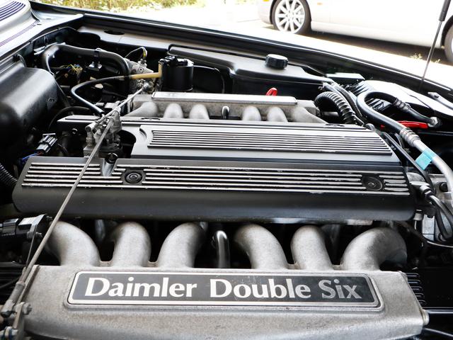 デイムラー ダブルシックス　Ｘ３００後期モデル・最終Ｖ１２・ロングボディ（ＬＷＢ）専用内外装・サンルーフ・象嵌バーウオルナット・コノリー・純正オーディオヘッドユニット・ＣＤチェンジャー・リアウッドテーブル・バックカメラ・ＥＴＣ（40枚目）