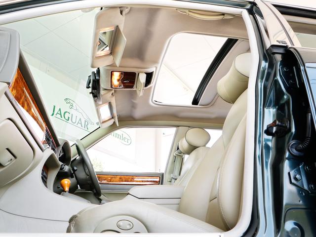 デイムラー ダブルシックス　Ｘ３００後期モデル・最終Ｖ１２・ロングボディ（ＬＷＢ）専用内外装・サンルーフ・象嵌バーウオルナット・コノリー・純正オーディオヘッドユニット・ＣＤチェンジャー・リアウッドテーブル・バックカメラ・ＥＴＣ（46枚目）