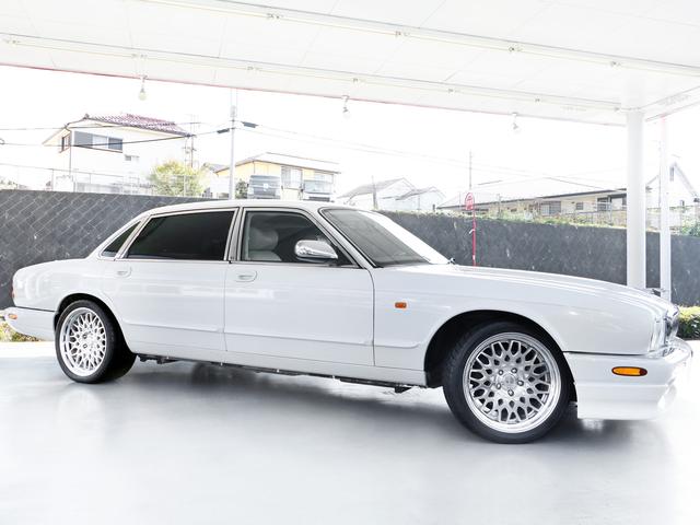 ソブリン 4.0-V8 ロングボディ・左ハンドル・V8自然吸気294PS・18インチWORKワンオフAW・フロントスポイラー・オーバルマフラーエンド・ウッドコンビステア・コノリーレザー・ルームミラードラレコ・バックカメラ(6枚目)