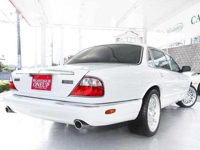 ソブリン 4.0-V8 ロングボディ・左ハンドル・V8自然吸気294PS・18インチWORKワンオフAW・フロントスポイラー・オーバルマフラーエンド・ウッドコンビステア・コノリーレザー・ルームミラードラレコ・バックカメラ(17枚目)