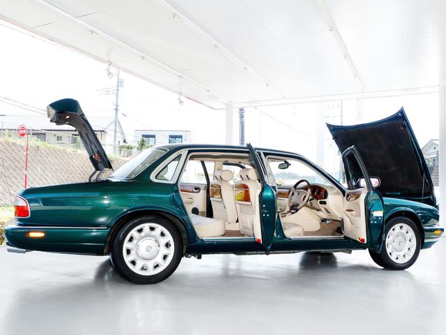 デイムラー スーパーＶ８　モデルイヤー２００２年後期最終ＳＶ８・４．０Ｖ８Ｓ／Ｃ（３７５ＰＳ）・ロングボディ・純正１７インチＡＷ・コノリー・バーウオルナット・リアテーブル・２ＤＩＮナビ・地デジ・Ｂｌｕｅｔｏｏｔｈ・ＥＴＣ（32枚目）