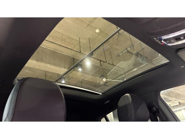 ウィンカー内蔵ドアミラーを開発したのは『メルセデス・ベンツ』です。他車からの視認性が高まり、事故の可能性を低減させています。更に、点灯部分はドライバーの視界に入らないように設計されています。