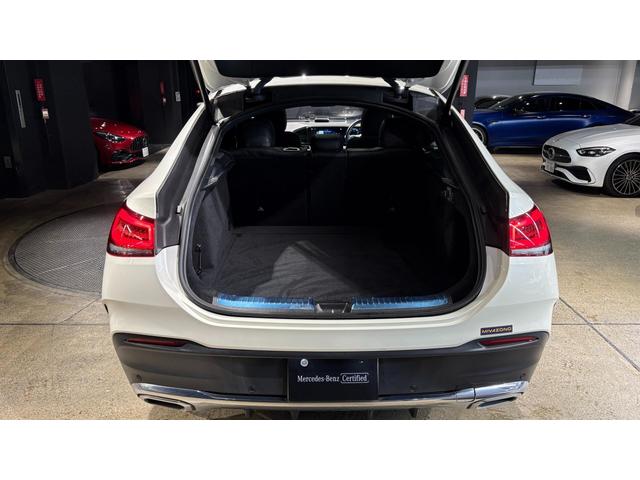 ディスタンスパイロットディストロニック：都市、郊外、高速道路などの走行時に、ステレオマルチパーパスカメラとレーダーセンサーにより、前走車を認識して速度に応じた車間距離を維持する次世代のクルコン！