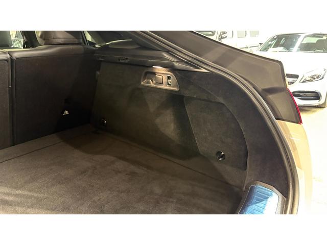 ＨＤＤ純正ナビ：一体感のあるナビは、高級感ある車内を演出してくれます。オーディオ機能も充実しておりますので、運転もより楽しめます