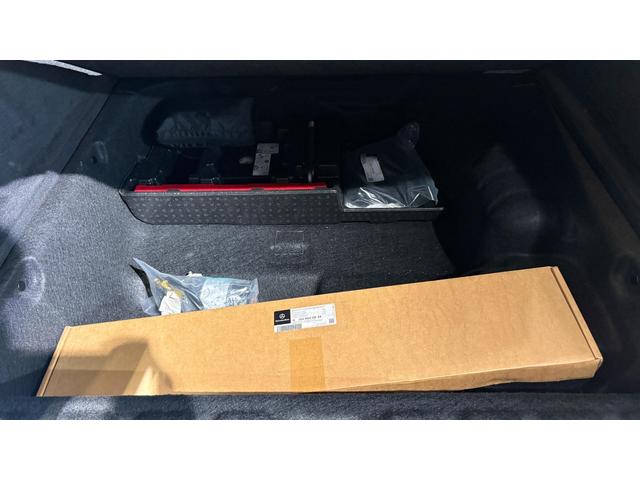 パノラミックスライディングルーフ：：大迫力のパノラマルーフは、後部座席にまで続いており、開放的な空間をお楽しみいただけます。