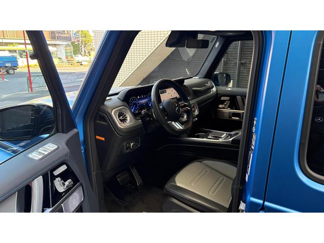 『メルセデス・ケア』が継承されるお車は、車両本体の保証にプラスして、エンジンオイルやワイパーブレード等の消耗部品に関しましても、交換時期に達している場合は無償交換させて頂きます。