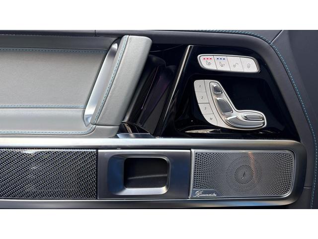 ウィンカー内蔵ドアミラーを開発したのは『メルセデス・ベンツ』です。他車からの視認性が高まり、事故の可能性を低減させています。更に、点灯部分はドライバーの視界に入らないように設計されています。