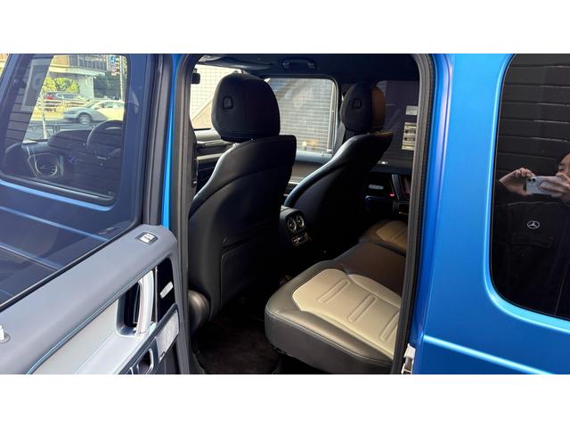 ドアハンドルには握りやすいグリップ形状が採用されています。万一の事故の際など、車内に残された乗員を救出する為、外部からドアを開けやすいようになっています。