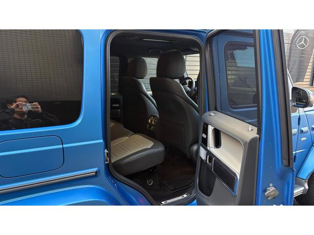 ディスタンスパイロットディストロニック：都市、郊外、高速道路などの走行時に、ステレオマルチパーパスカメラとレーダーセンサーにより、前走車を認識して速度に応じた車間距離を維持する次世代のクルコン！