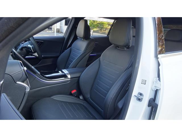 高級感ある内装は、人間工学・心理学に基づきデザインされておりますので、リラックスした状態でドライビングに集中することができます。