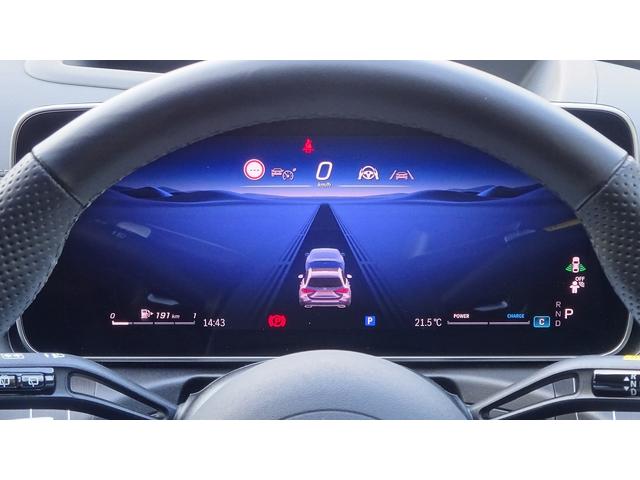 【アクティブディスタンスアシスト・ディストロニック】ステアリングに手を添えているだけで、速度コントロールとステアリングアシストで、前走車との最適な距離を維持します。