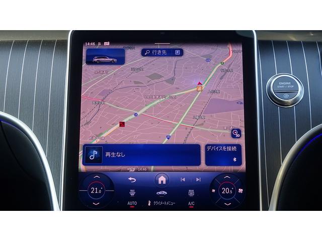 「ハイ、メルセデス」とクルマに話しかけるだけで起動。「少し暑い」「カフェに行きたい」「天気を教えて」など、普段の会話のように話しかけるだけで、エアコン設定や目的地検索などが簡単に行えます。