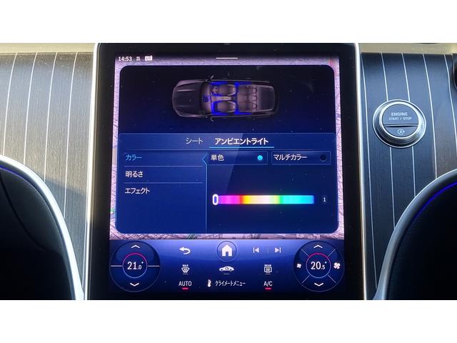 【アンビエントライト】ドア、ダッシュボード、センターコンソールなどの柔らかなＬＥＤの間接光が、室内空間を上質に彩り、ラグジュアリーな雰囲気を醸成します。照明色は６４色から選べ、明るさも調整可能。