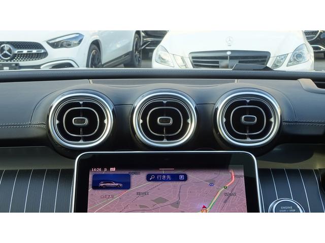 運転席、助手席で独立して温度設定が可能。室温や外気温の変化に応じて、設定に合わせた温度と風量を自動的に調整します。