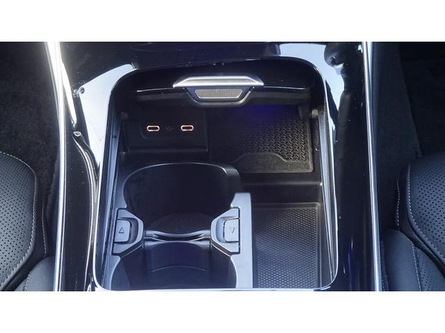 【ワイヤレスチャージング】センターコンソール前方の小物入れに、Ｑｉ規格対応のスマートフォンを置いておくだけで充電が可能。移動中に手軽に充電できます。