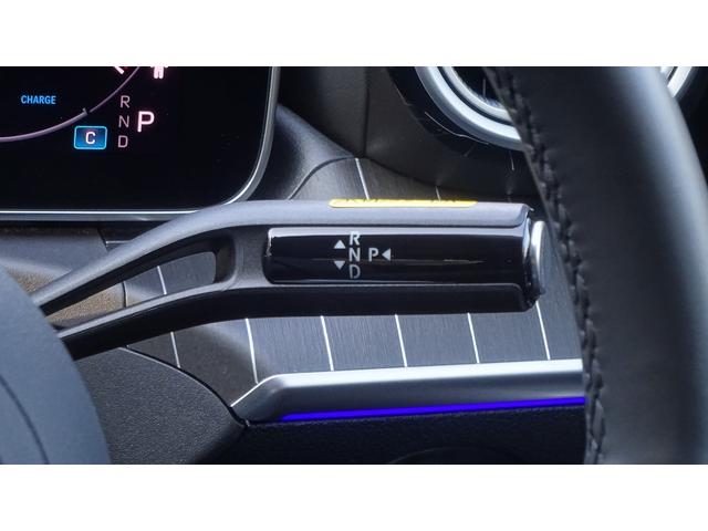 コラム式セレクタ−でシフト変更になります。ハンドルから手を離さなくてもシフトチェンジが可能です。安全のためメルセデスベンツではコラム式を採用しております。