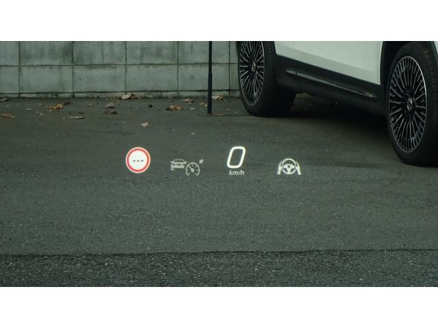 【ヘッドアップディスプレイ】前方に浮かんでいるように車速やナビゲーション、アクティブディスタンスアシスト・ディストロニックの設定内容など、運転に必要な情報が目を離さずに確認できます。