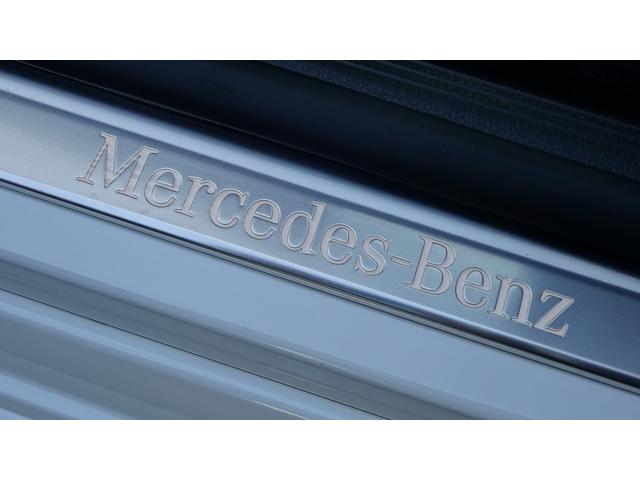 【メルセデスベンツ　ロゴ入り　スカッフプレ−ト】イルミネ−ション付きなので夜でも華やかな演出で車内に乗り込めます。